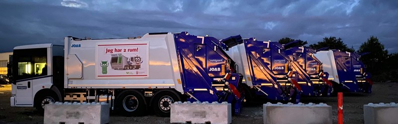Fyldte skraldebiler tidligt om morgenen