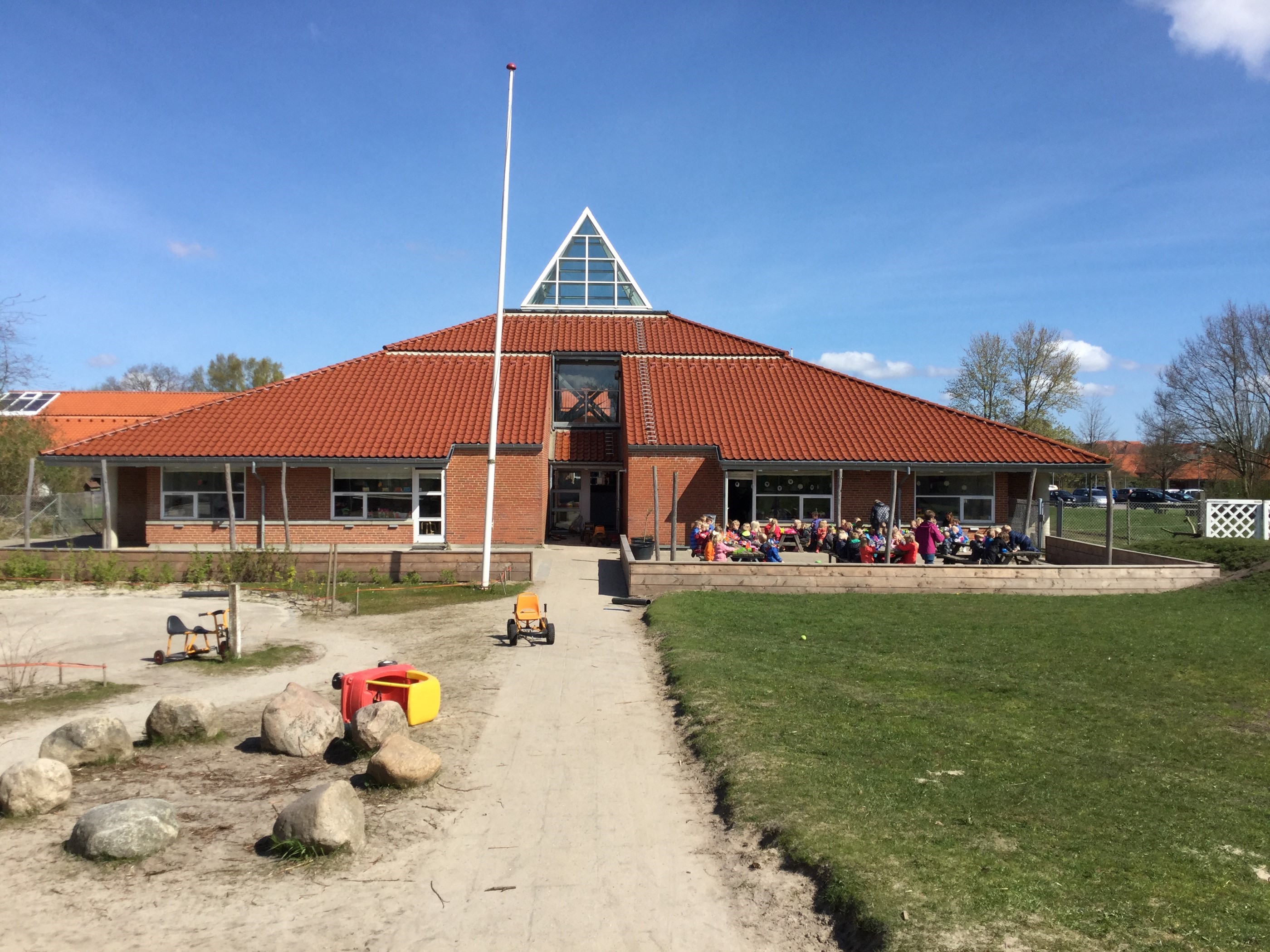 Frisenborg udefra legepladsen