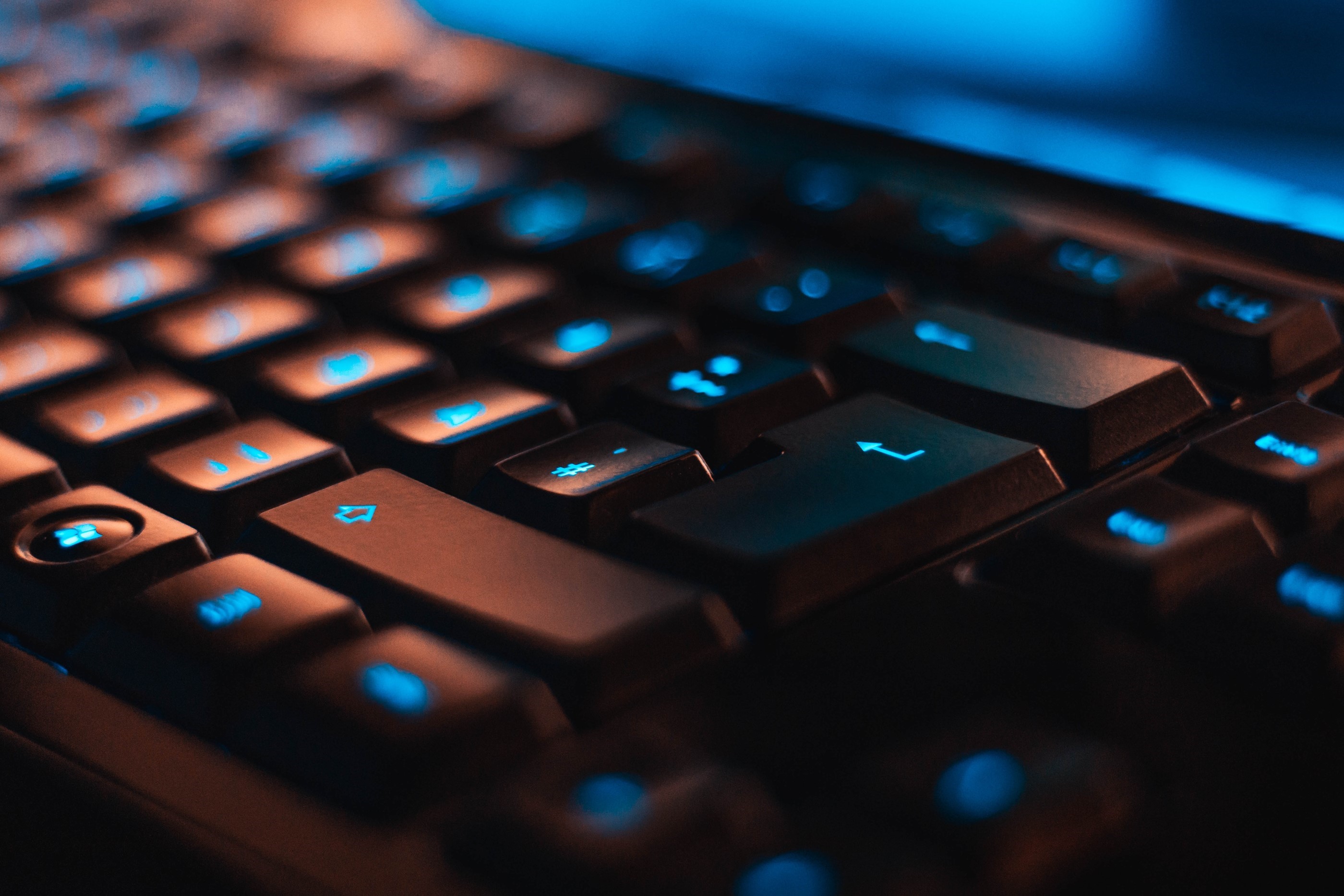 Blåt oplyst computer tastatur