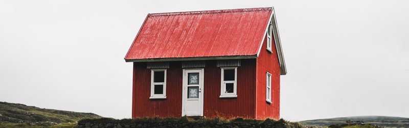 Rødt hus på en bakketop